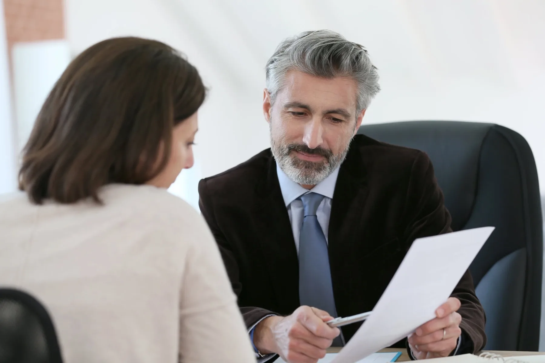 Manos revisando documentos legales